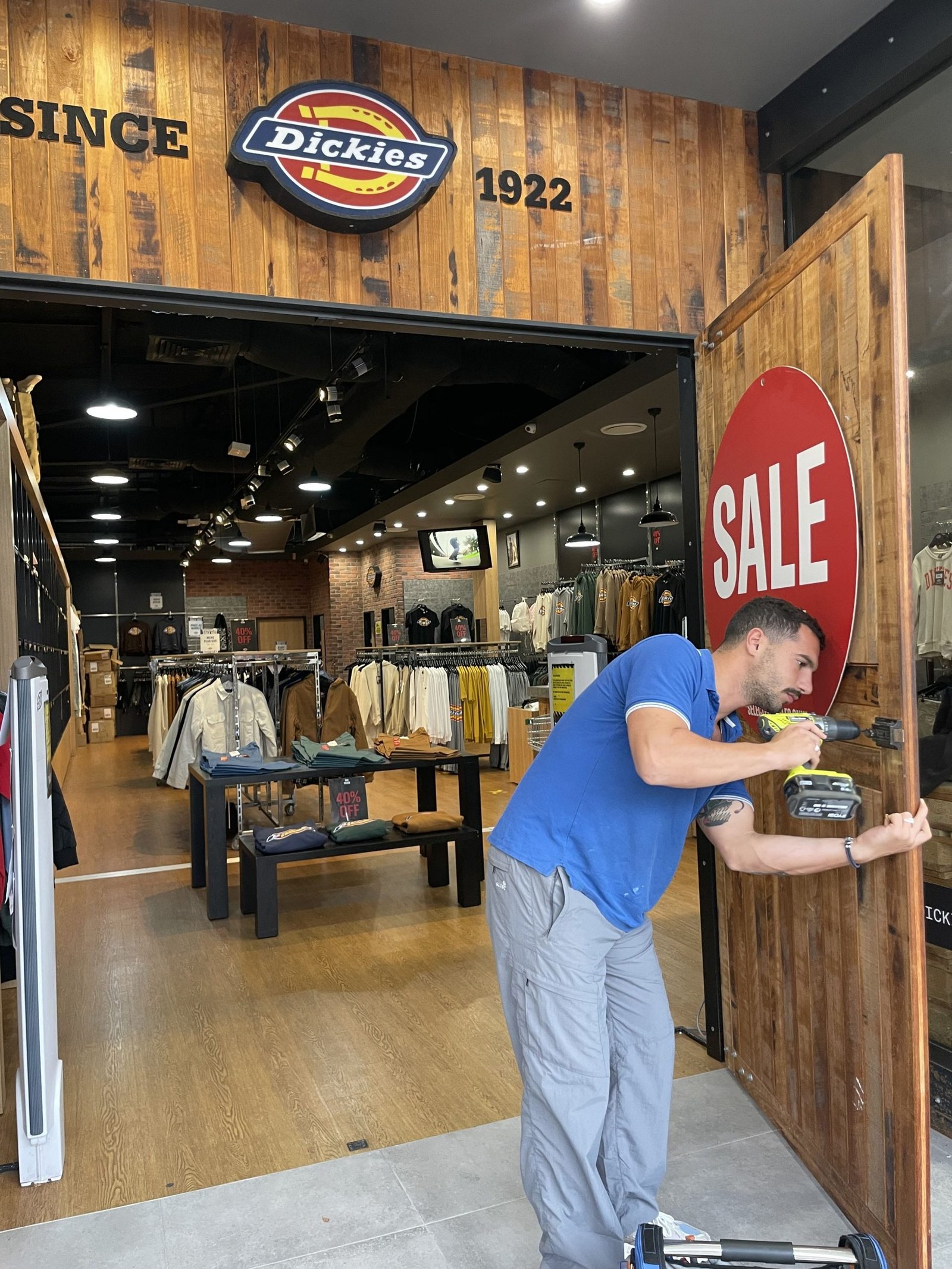 Gold Coast Fast Locksmith team expert locksmith offering commercial locksmith services and doing lock repair and maintenance of Dickies restaurant